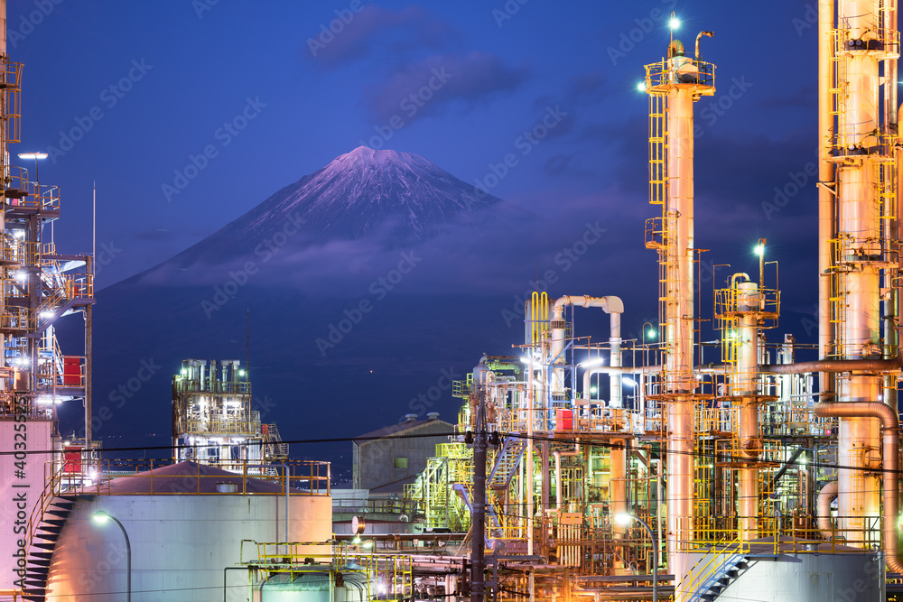 富士山与工厂在日本的夜晚