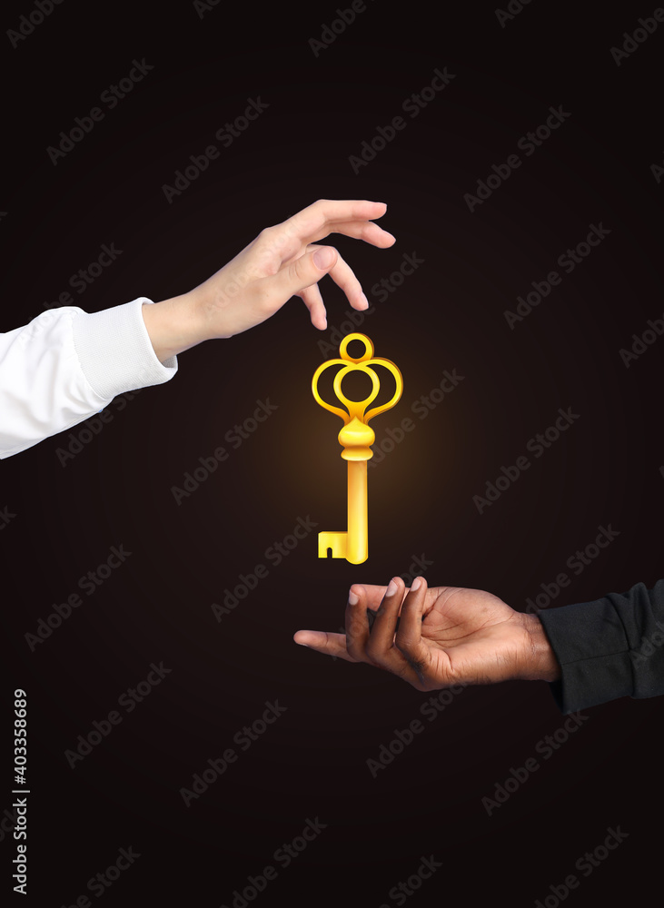高加索女性和非裔美国男性的手，深色背景上画着金色钥匙
