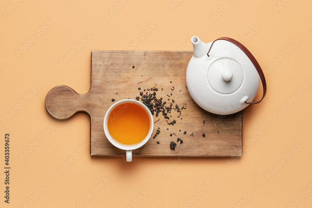 彩色背景上的茶壶和一杯茶的构图