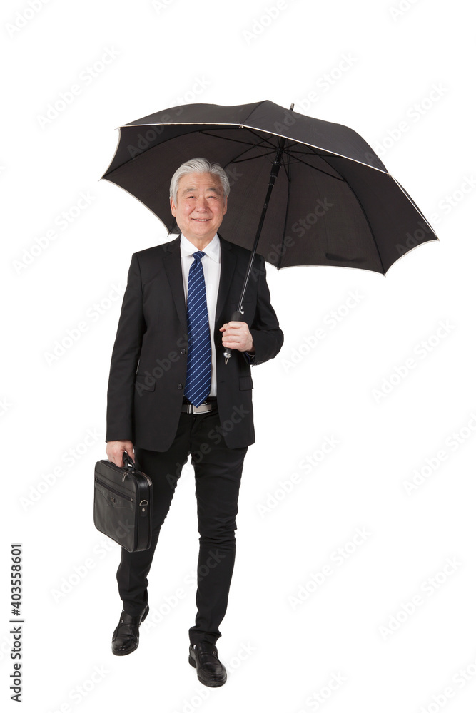 一个拿着公文包和雨伞的老高级商人