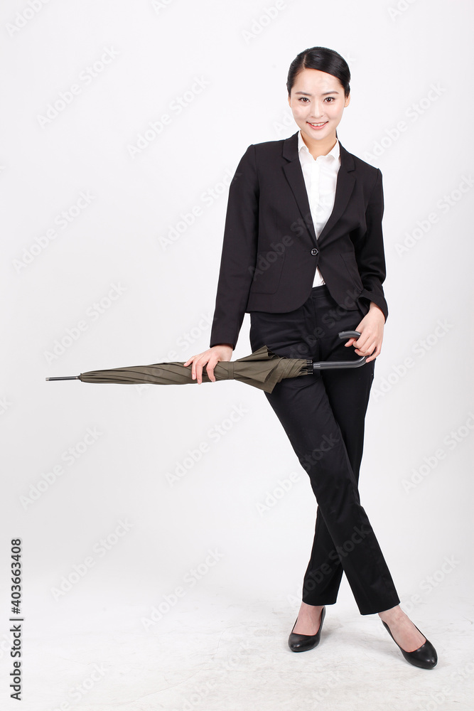 一个年轻的商业女性撑着伞