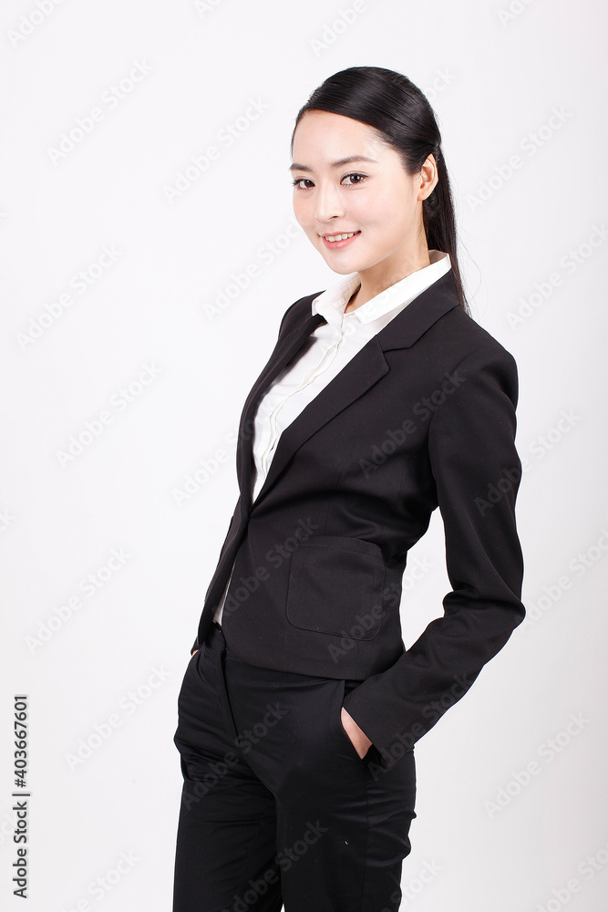 一个穿着西装的年轻商业女性