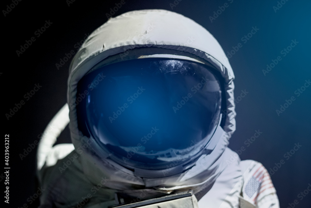 太空服头盔面罩靠近宇航员