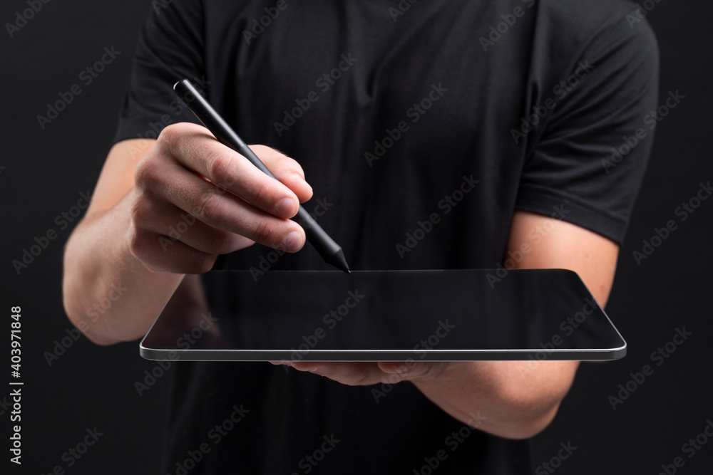 商人拿着平板电脑，用手写笔在屏幕上写社交媒体封面
