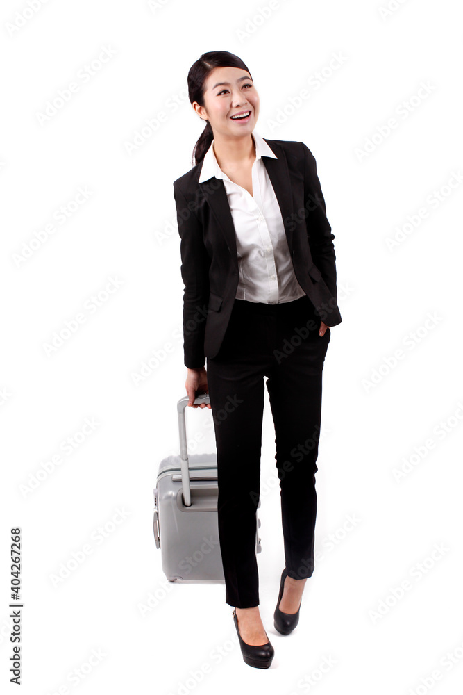 一个年轻的商务女性拉着行李箱