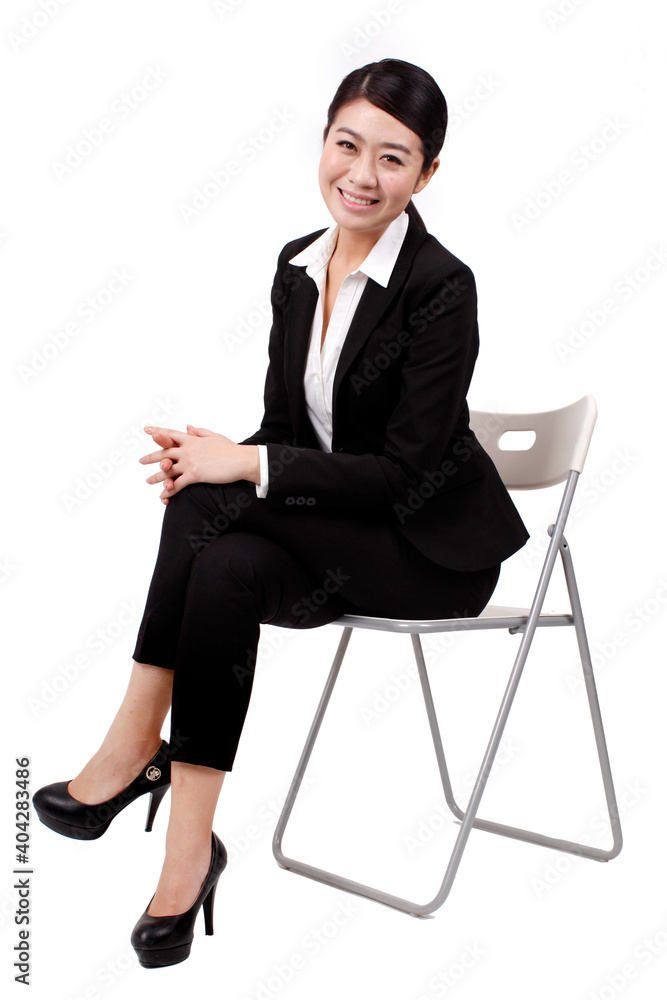 一位年轻的商务女性坐在椅子上