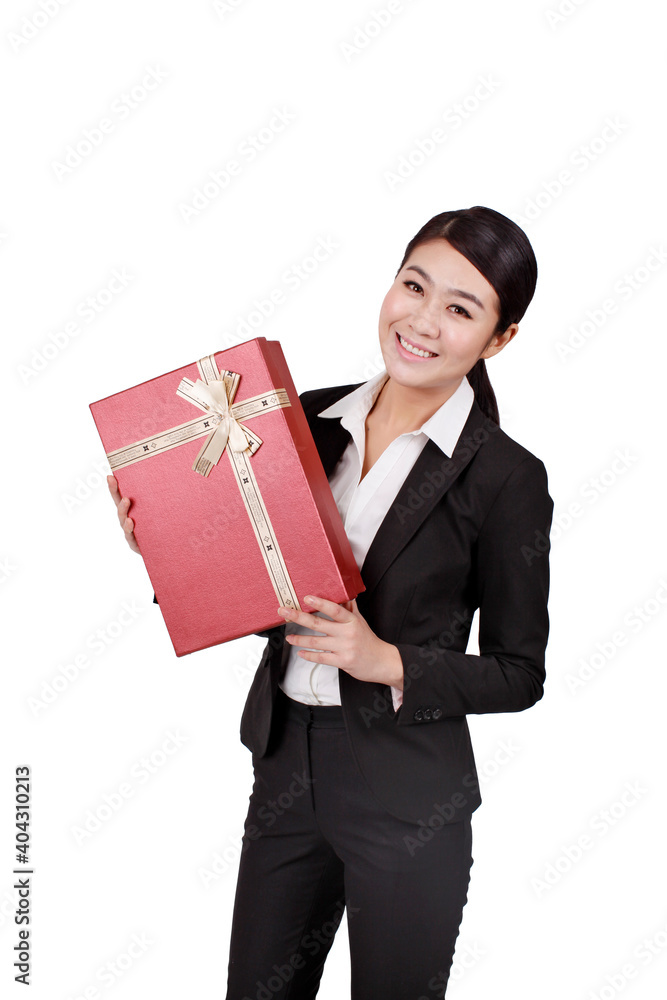 一位年轻的商务女性拿着礼盒