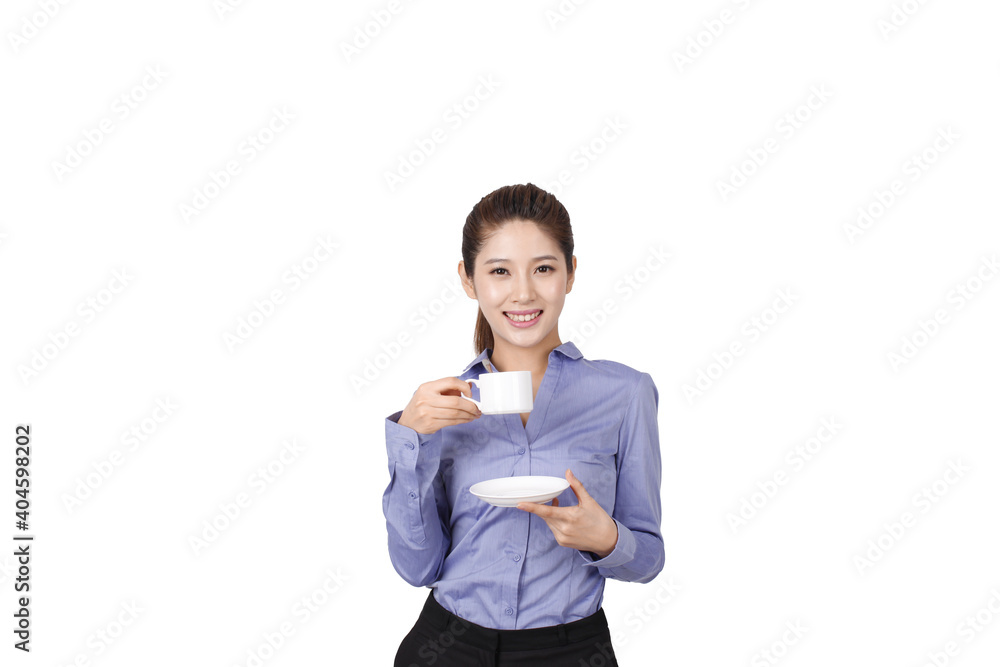 一个年轻的女商人拿着咖啡杯