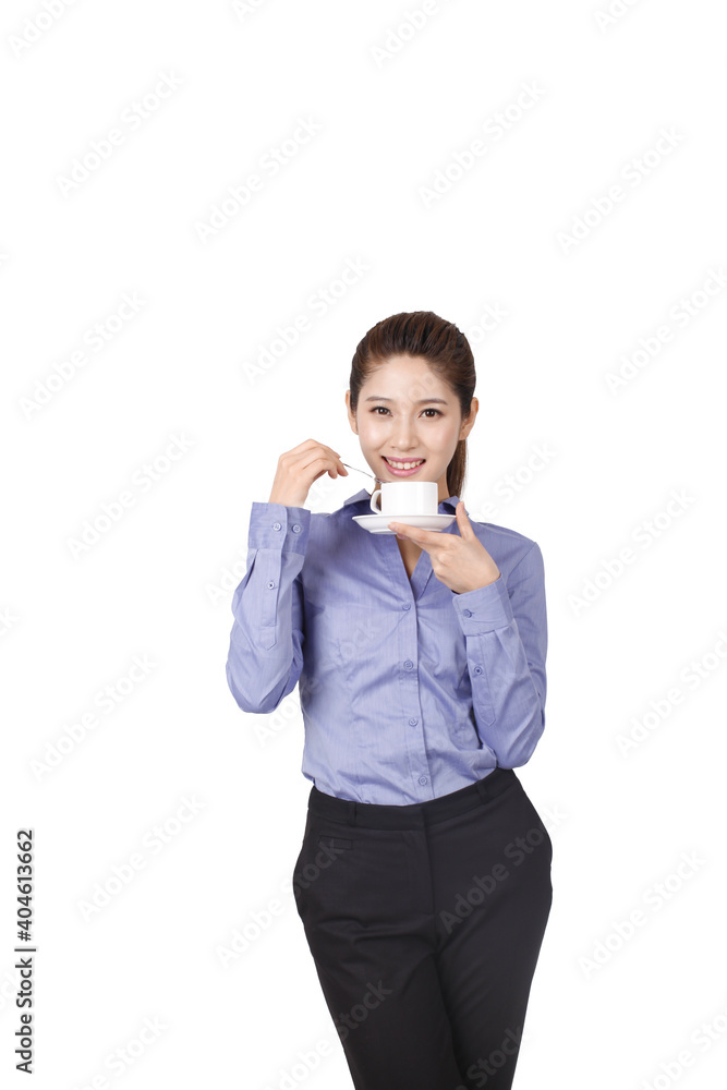 一个快乐的年轻商务女性在喝咖啡