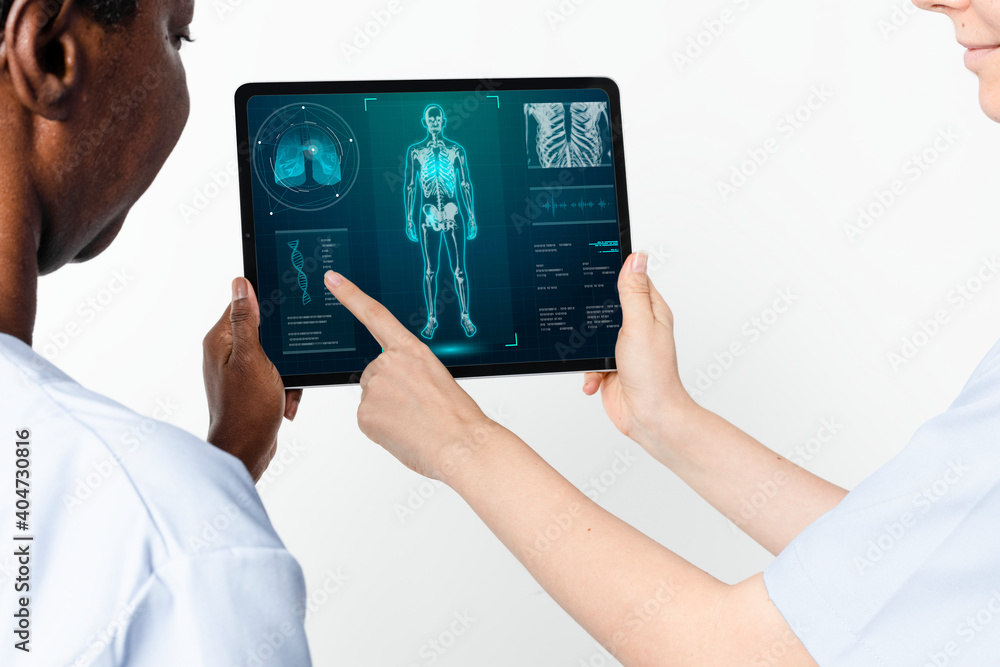 医生使用平板电脑诊断医疗技术