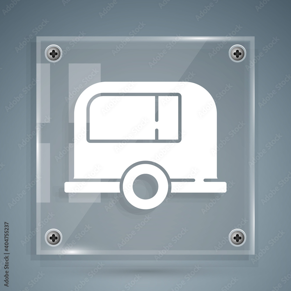 白色Rv露营拖车图标隔离在灰色背景上。旅行移动房屋、房车、家庭露营车