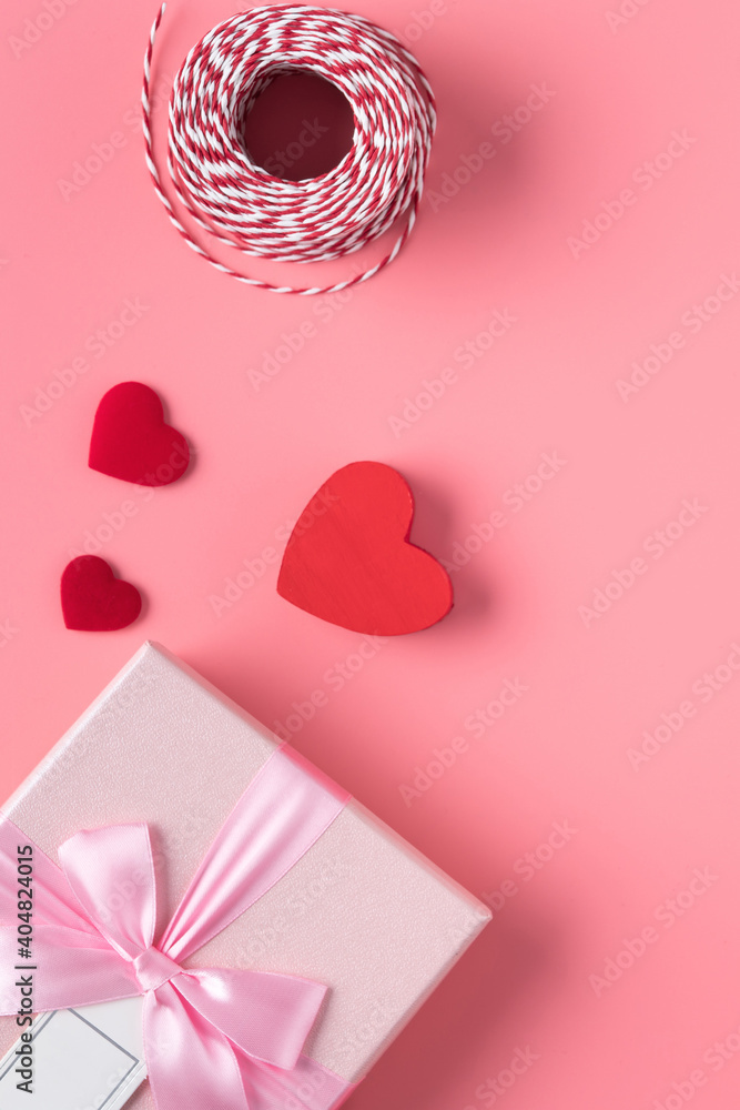 情人节设计概念背景，玫瑰花和礼盒。