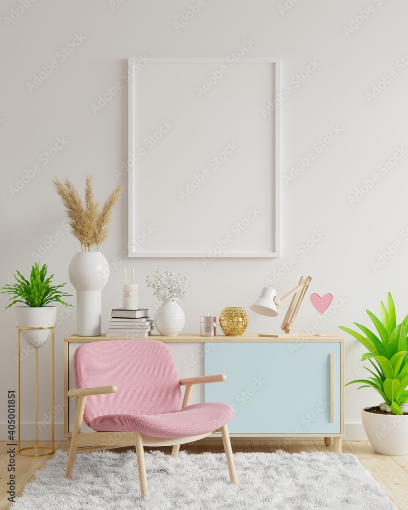 客厅内部空白墙上的海报模型，带垂直框架，带粉色天鹅绒扶手