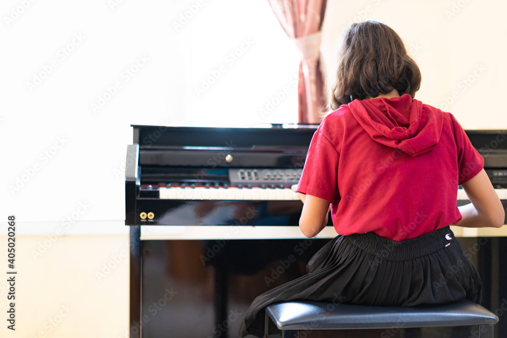 12岁的学龄前女孩在周日的直播服务中弹钢琴、唱歌和做礼拜