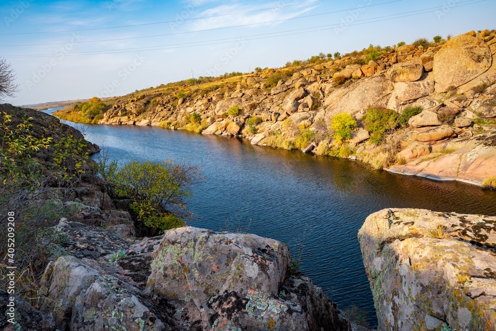 在风景如画的乌克兰，一条小河上覆盖着植被的大量石头矿物