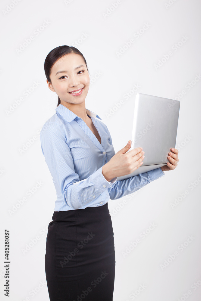 微笑的年轻商务女性拿着笔记本电脑