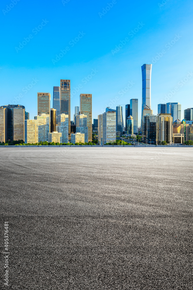 中国北京的沥青路面和现代城市商业建筑。