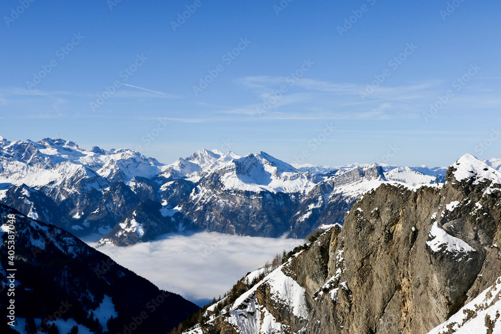 从瑞士斯托斯的克林根斯托克山上俯瞰。