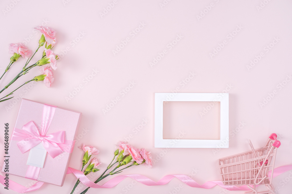 粉色康乃馨和粉色背景礼盒的母亲节设计理念