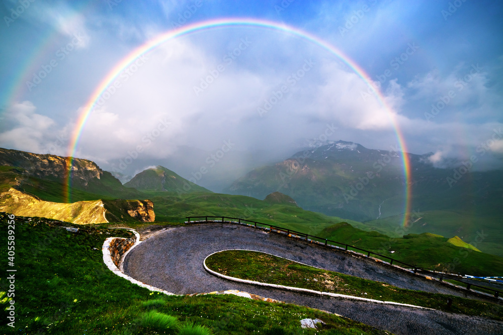 欧洲瑞士阿尔卑斯山格罗斯格罗克纳山口顶部的惊人彩虹。风景照片。