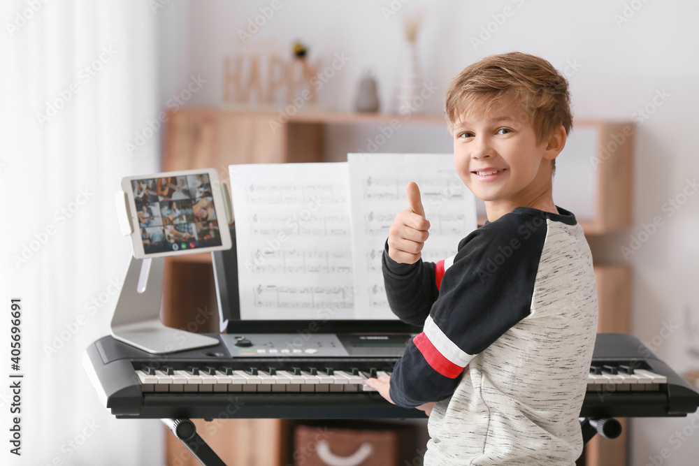 小男孩在家上网上音乐课