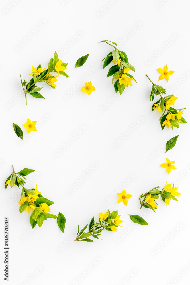 带叶子的黄色花朵的春季卡片模型，俯视图