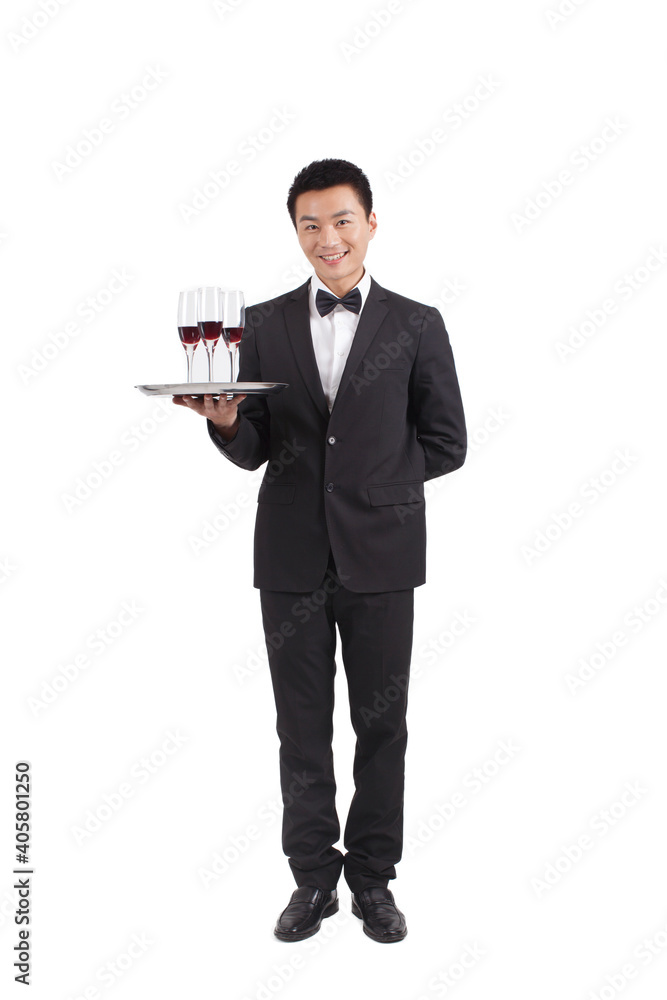 一个亚洲服务员拿着一盘香槟