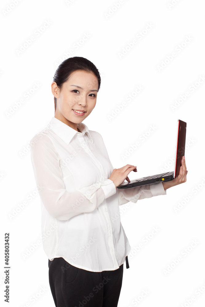 拿着笔记本电脑微笑的年轻商务女性