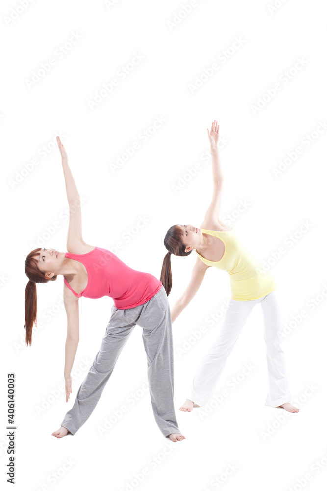 两位女性朋友练习瑜伽的肖像