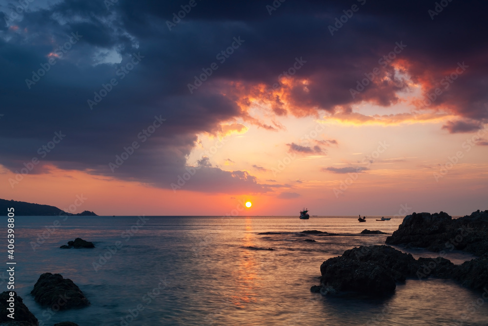 风暴云和日出或日落期间的海景。泰国的自然海景