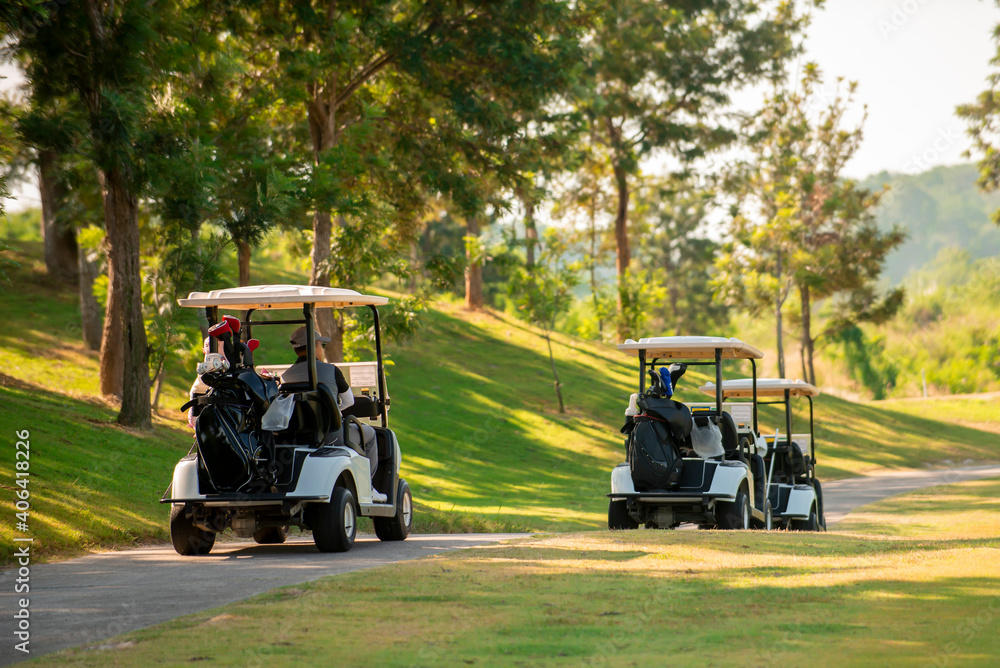 高尔夫球手在高尔夫球场内驾驶高尔夫球车上路