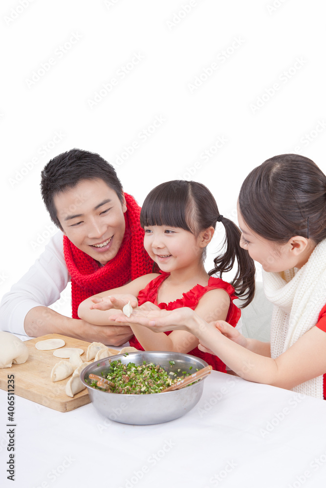 女儿和父母包饺子的肖像