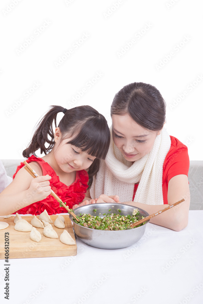 母亲和女儿包饺子的画像