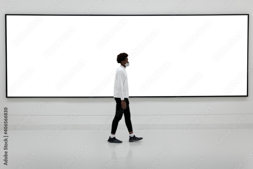 男人走在一块大广告牌前