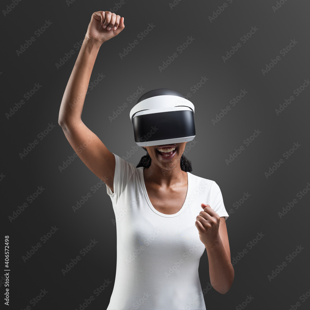 戴着VR耳机的女人兴奋地欢呼