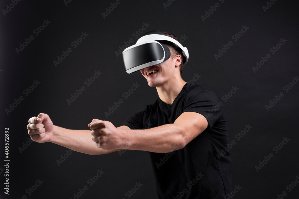 戴着VR护目镜玩游戏的人，黑背景
