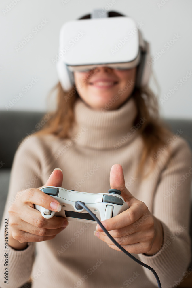 戴着VR耳机玩游戏的女人