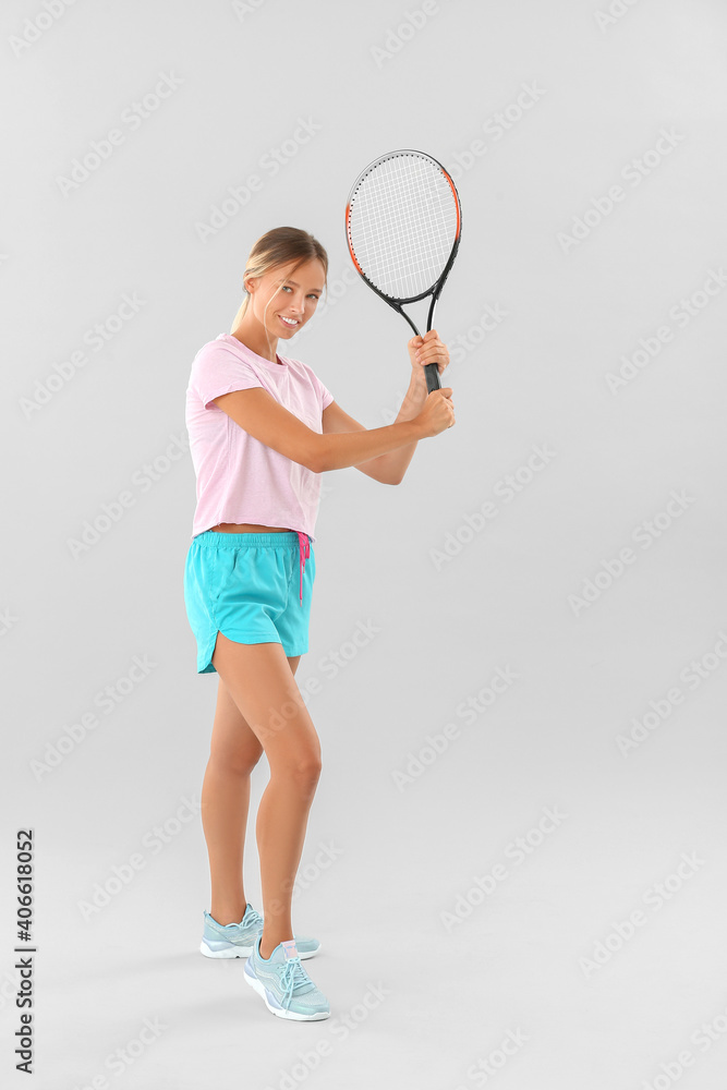 浅色背景下美丽网球运动员的肖像