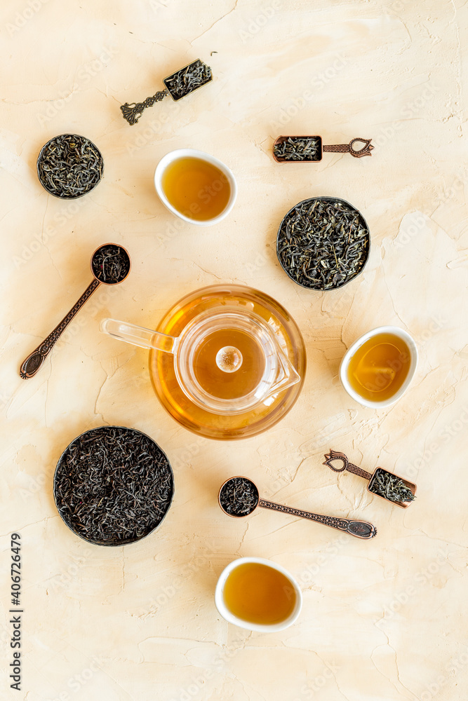 茶壶和杯子里的热干茶俯视图。茶道概念