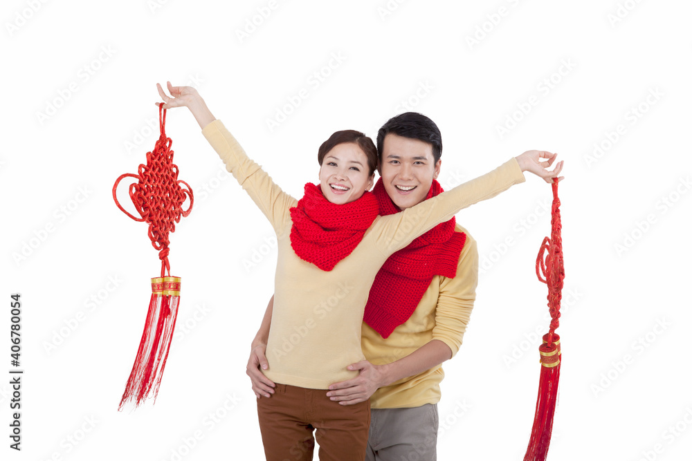 年轻一对结着中国结庆祝春节
