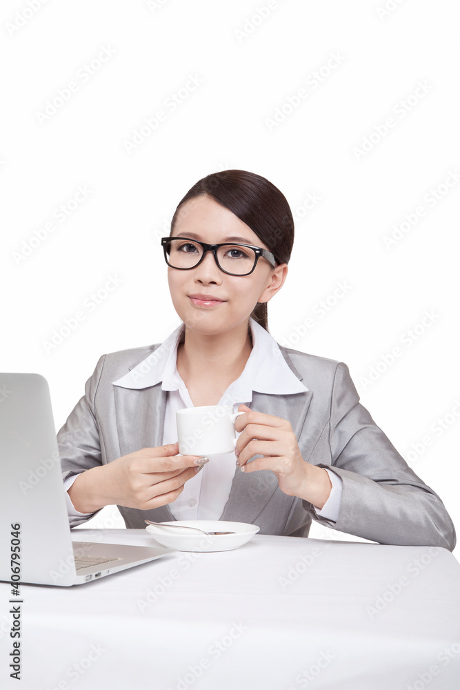 年轻商业女性拿着咖啡杯的画像