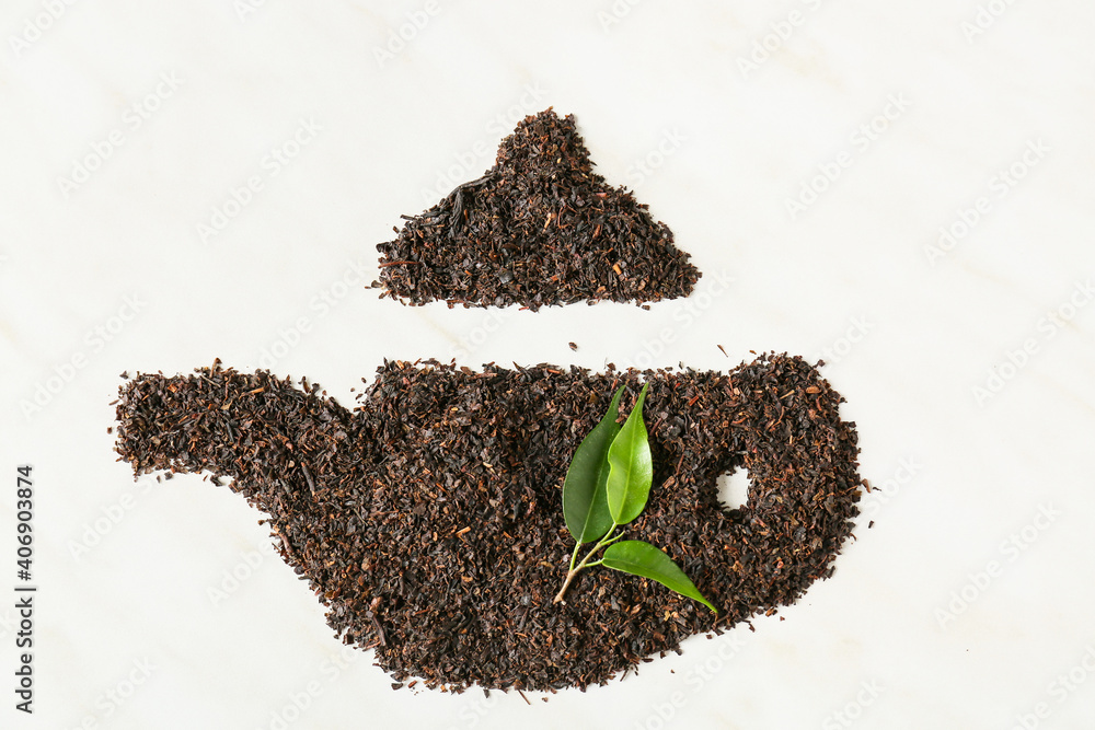由浅色背景下的干叶子制成的茶壶形状