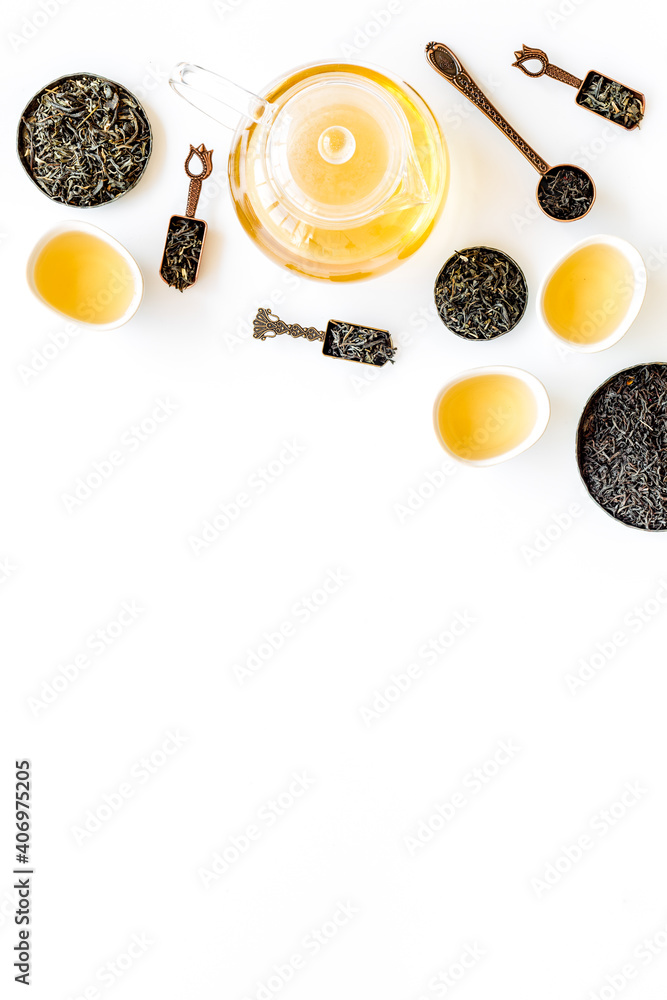 绿茶茶壶和杯子，俯视图。茶道概念的平面布局。