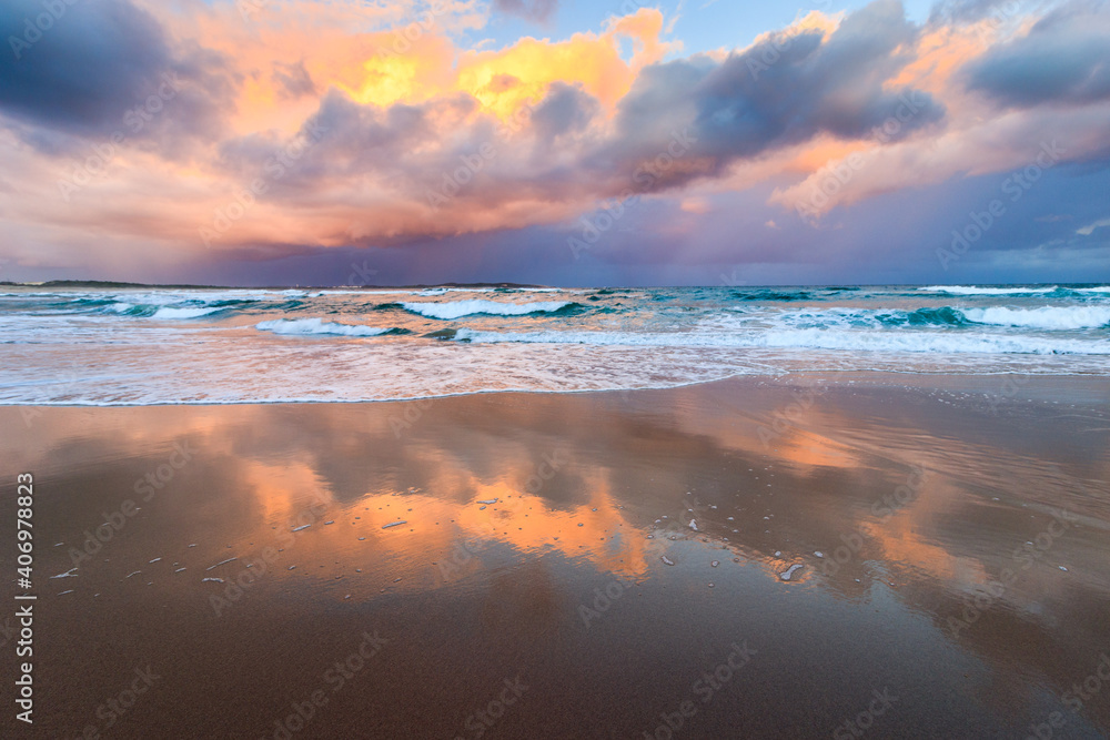 澳大利亚悉尼新南威尔士州克罗努拉海滩的神奇云朵日落，美丽的反射活力