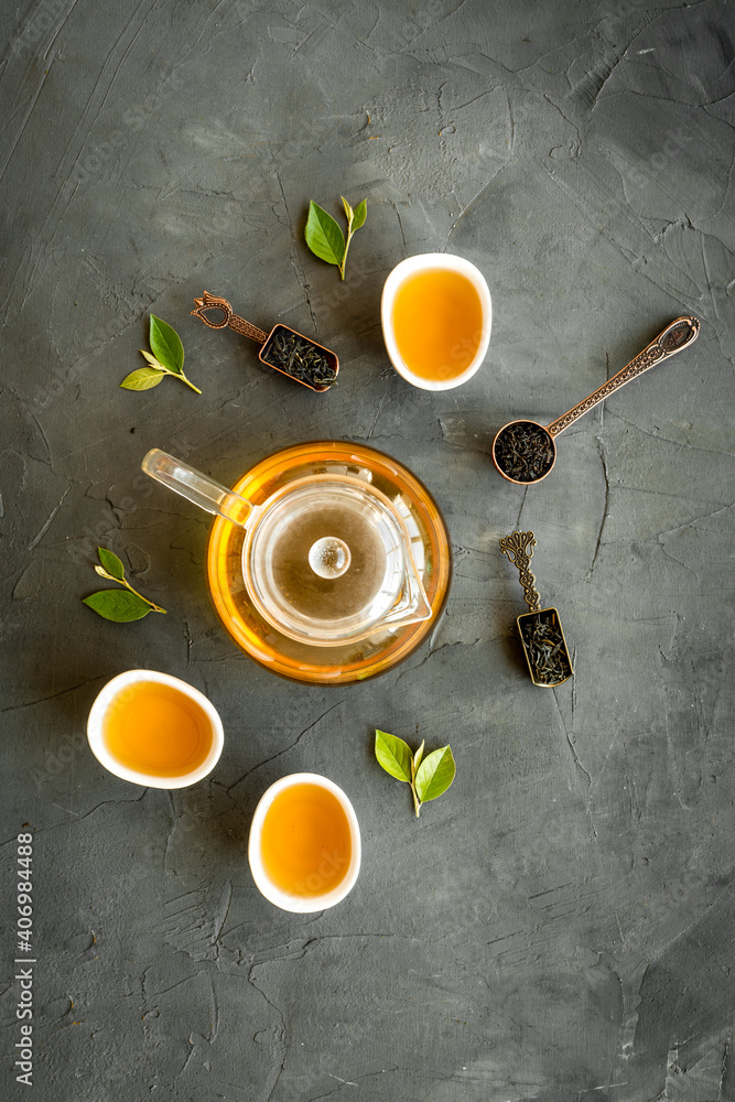 绿茶茶壶和茶杯，俯视图。茶道概念的平面布局。