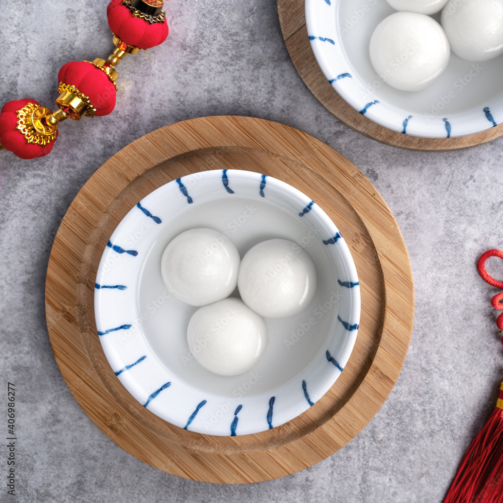 中国新年食品碗里的大汤圆俯视图。