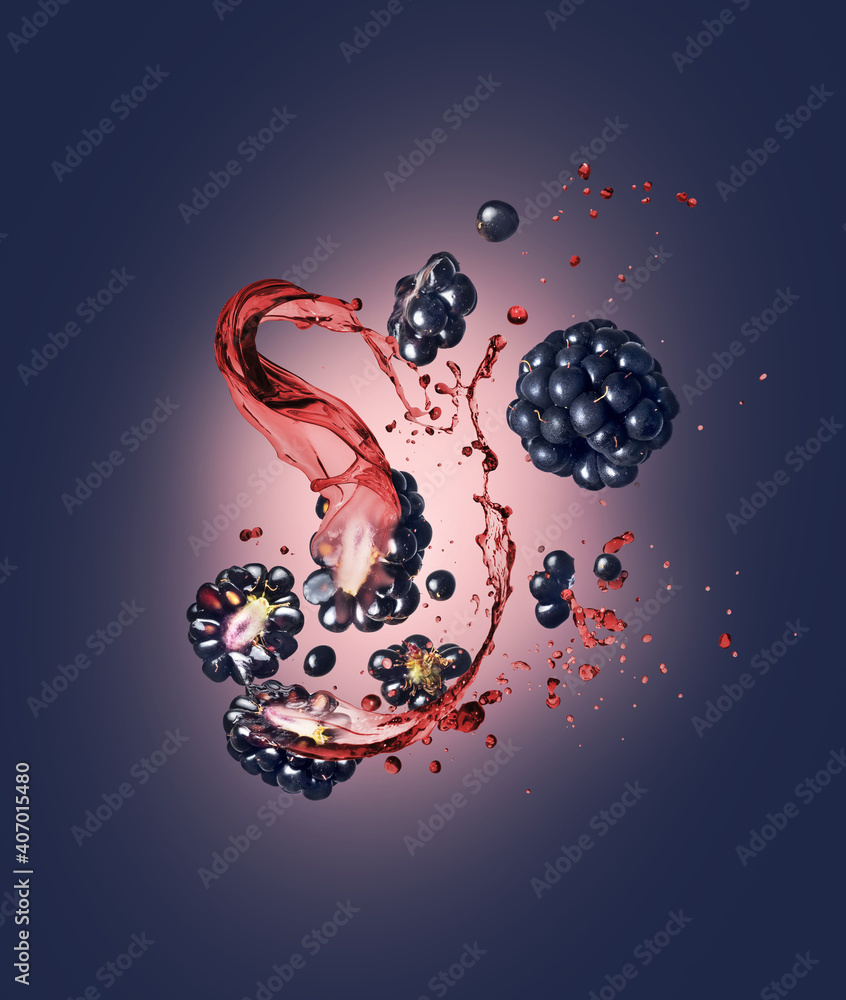 整片和切片的黑莓，蓝色背景上有果汁飞溅