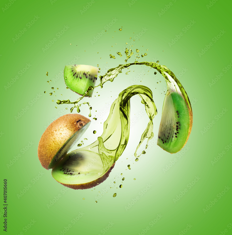 整片和切片的猕猴桃，绿色背景上有果汁飞溅