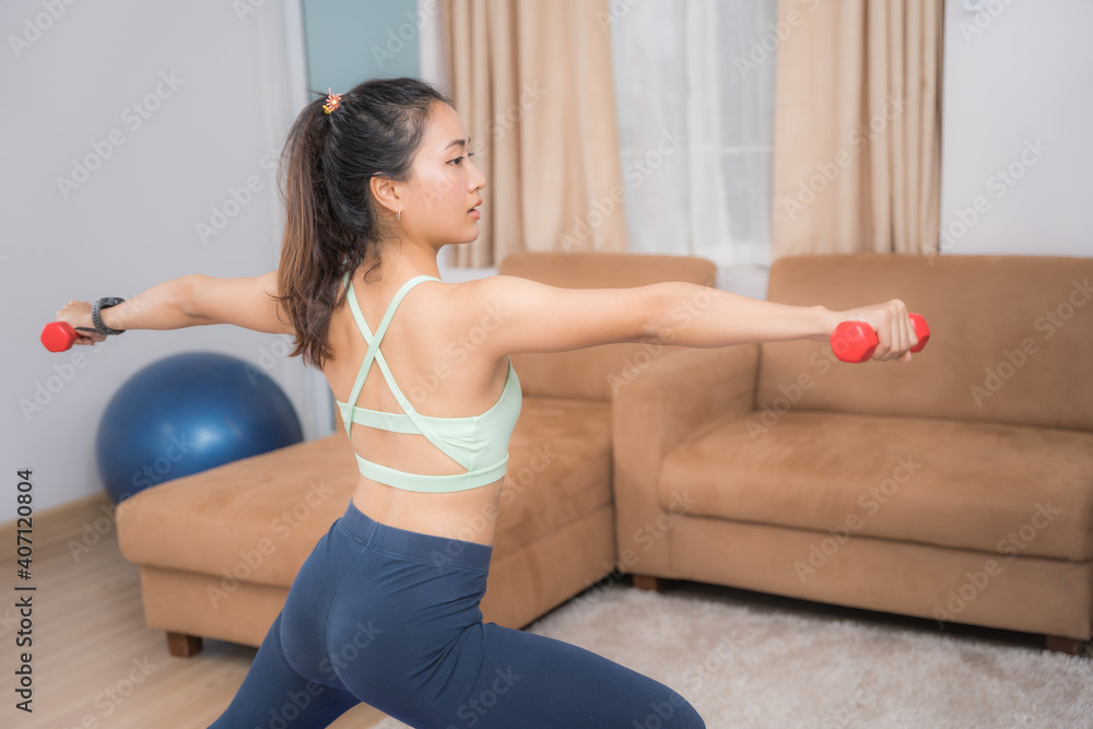亚洲女性在家锻炼