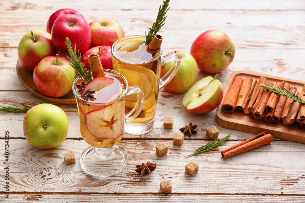 木底杯子里有香料和苹果片的美味饮料